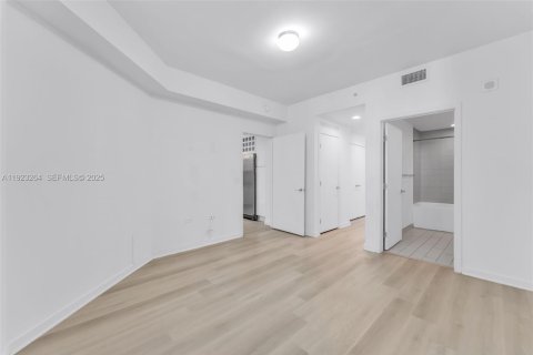 Condo in Miami, Florida, 1 bedroom  № 1976924 - photo 12