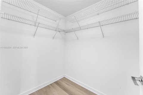 Condo in Miami, Florida, 1 bedroom  № 1976924 - photo 10