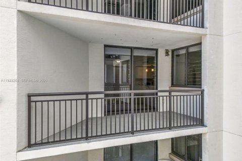 Condo in Miami, Florida, 1 bedroom  № 1976924 - photo 17