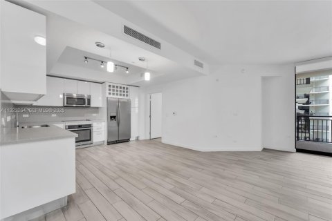 Condo in Miami, Florida, 1 bedroom  № 1976924 - photo 3