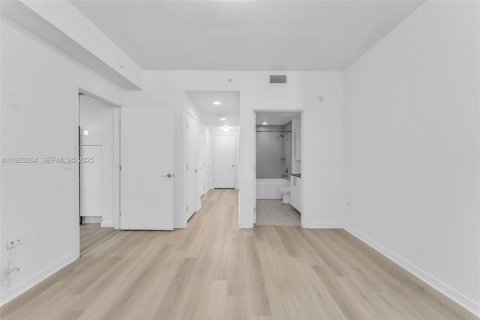 Condo in Miami, Florida, 1 bedroom  № 1976924 - photo 13