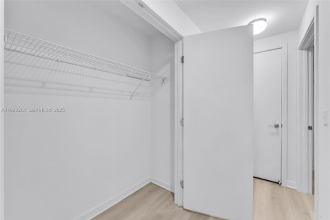 Condo in Miami, Florida, 1 bedroom  № 1976924 - photo 11