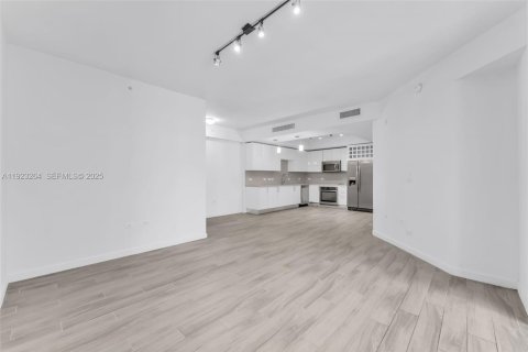 Condo in Miami, Florida, 1 bedroom  № 1976924 - photo 5