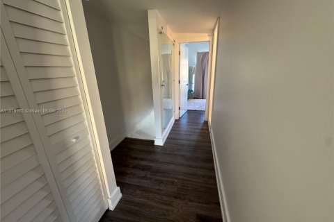 Touwnhouse à louer à Miami, Floride: 2 chambres, 107.02 m2 № 1928821 - photo 16