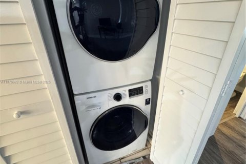 Touwnhouse à louer à Miami, Floride: 2 chambres, 107.02 m2 № 1928821 - photo 12