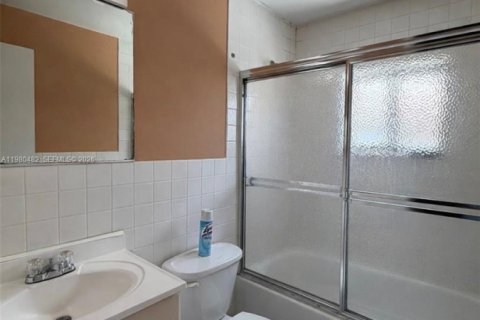 Condominio en venta en Hialeah, Florida, 2 dormitorios, 85.93 m2 № 2043915 - foto 9
