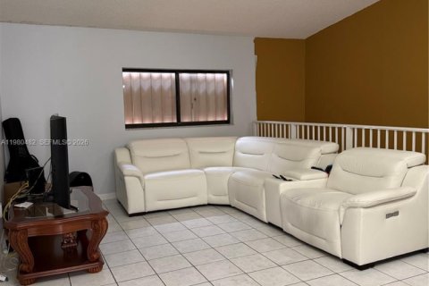 Condominio en venta en Hialeah, Florida, 2 dormitorios, 85.93 m2 № 2043915 - foto 11