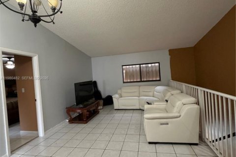 Condominio en venta en Hialeah, Florida, 2 dormitorios, 85.93 m2 № 2043915 - foto 13