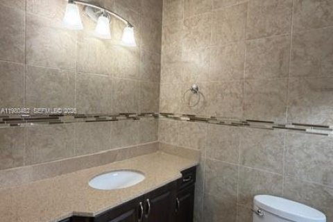 Condominio en venta en Hialeah, Florida, 2 dormitorios, 85.93 m2 № 2043915 - foto 6