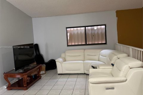 Condominio en venta en Hialeah, Florida, 2 dormitorios, 85.93 m2 № 2043915 - foto 12