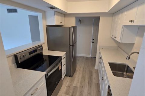 Condo in Saint Petersburg, Florida, 1 bedroom  № 1910789 - photo 3