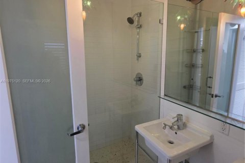 Condo in Miami Beach, Florida  № 2040024 - photo 16