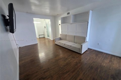 Condo in Miami Beach, Florida  № 2040024 - photo 9