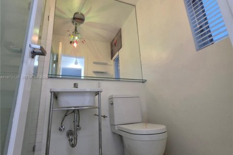 Condo in Miami Beach, Florida  № 2040024 - photo 14