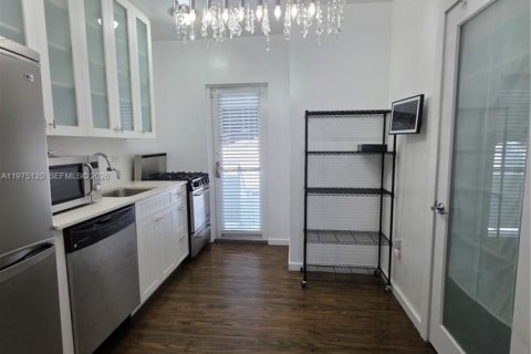 Condo in Miami Beach, Florida  № 2040024 - photo 25