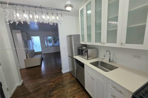 Condo in Miami Beach, Florida  № 2040024 - photo 22