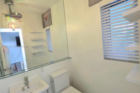 Condo in Miami Beach, Florida  № 2040024 - photo 15