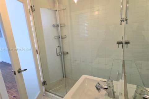 Condo in Miami Beach, Florida  № 2040024 - photo 18