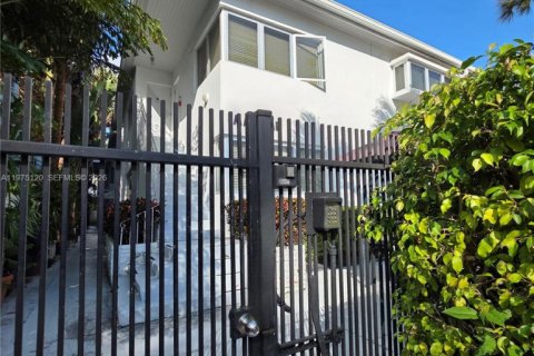 Condo in Miami Beach, Florida  № 2040024 - photo 2