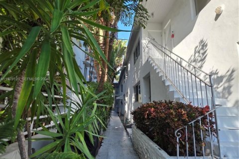 Condo in Miami Beach, Florida  № 2040024 - photo 6