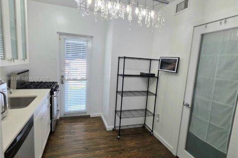 Condo in Miami Beach, Florida  № 2040024 - photo 21