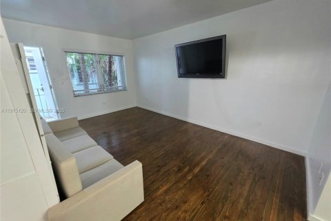 Condo in Miami Beach, Florida  № 2040024 - photo 11