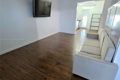 Condo in Miami Beach, Florida  № 2040024 - photo 8