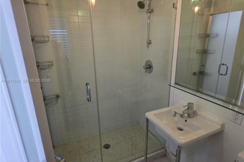 Condo in Miami Beach, Florida  № 2040024 - photo 17