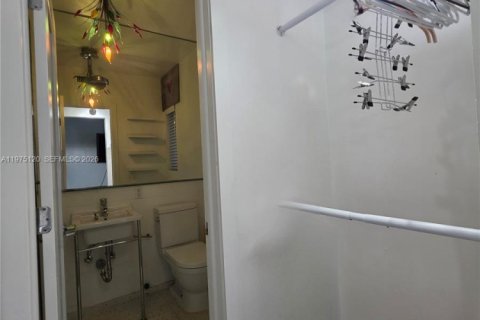 Condo in Miami Beach, Florida  № 2040024 - photo 12