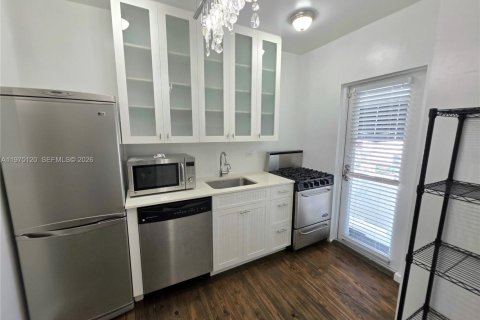 Condo in Miami Beach, Florida  № 2040024 - photo 23