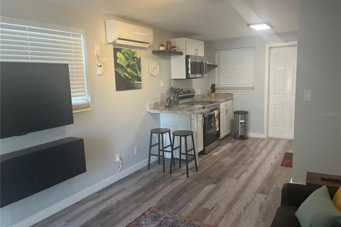 Commercial property in Largo, Florida 5 bedrooms, 218.69 sq.m. № 2235338 - photo 4