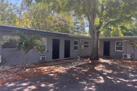 Commercial property in Largo, Florida 5 bedrooms, 218.69 sq.m. № 2235338