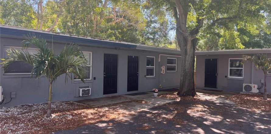Commercial property in Largo, Florida 5 bedrooms, 218.69 sq.m. № 2235338