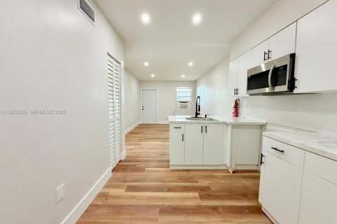 Снять в аренду виллу или дом в Майами, Флорида 2 спальни, 250.84м2, № 1984407 - фото 8