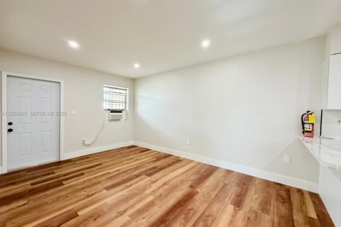 Снять в аренду виллу или дом в Майами, Флорида 2 спальни, 250.84м2, № 1984407 - фото 3