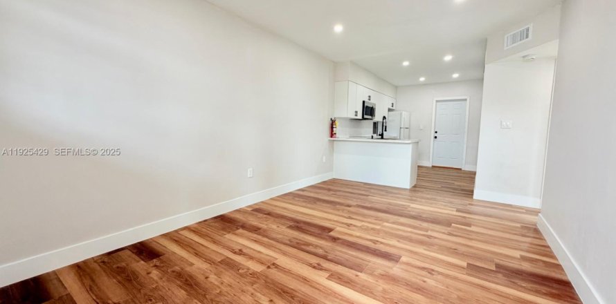 Дом в Майами, Флорида 2 спальни, 250.84м2 № 1984407