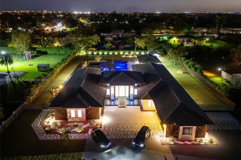 Villa ou maison à vendre à Miami, Floride: 6 chambres № 1966485 - photo 2