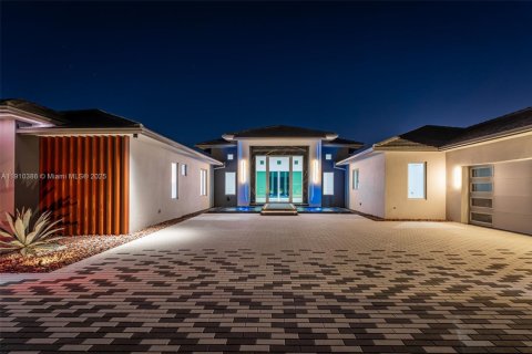 Villa ou maison à vendre à Miami, Floride: 6 chambres № 1966485 - photo 11