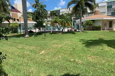 Condo in Hallandale Beach, Florida, 2 bedrooms № 2060139 - photo 2