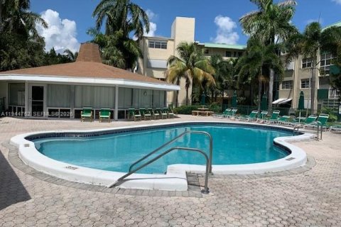 Condo in Hallandale Beach, Florida, 2 bedrooms  № 2060139