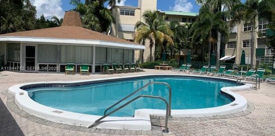Condo in Hallandale Beach, Florida, 2 bedrooms № 2060139