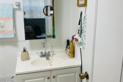 Condo in Hallandale Beach, Florida, 2 bedrooms № 2060139 - photo 9