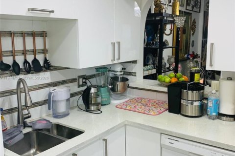 Condo in Hallandale Beach, Florida, 2 bedrooms № 2060139 - photo 4