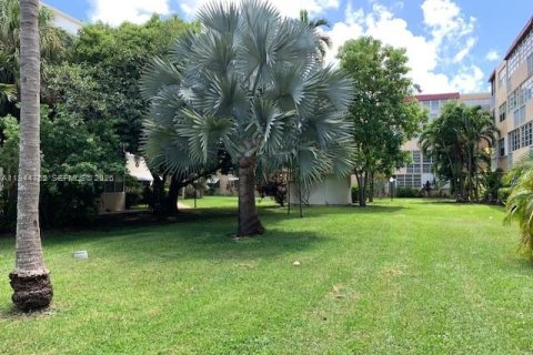 Condo in Hallandale Beach, Florida, 2 bedrooms № 2060139 - photo 3