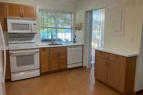Condo in Miami, Florida, 3 bedrooms  № 1888926 - photo 4