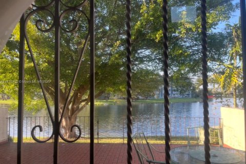 Condo in Miami, Florida, 3 bedrooms  № 1888926 - photo 3