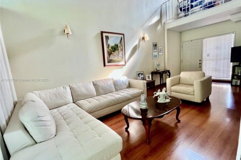 Condo in Miami, Florida, 3 bedrooms  № 1888926 - photo 1