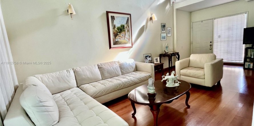 Condo in Miami, Florida, 3 bedrooms № 1888926
