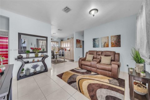 Снять в аренду виллу или дом в Хайалиа, Флорида 3 спальни, 255.48м2, № 2005563 - фото 2