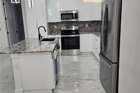 House in Lehigh Acres, Florida 3 bedrooms № 2022233 - photo 10